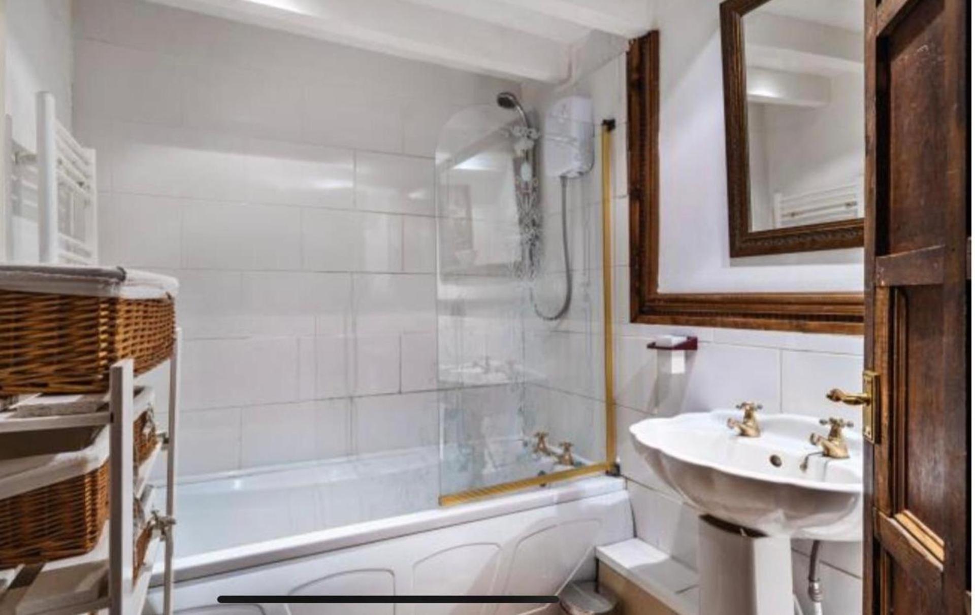 Remarkable 3 Bed Cottage In Bath Woolverton Exteriör bild